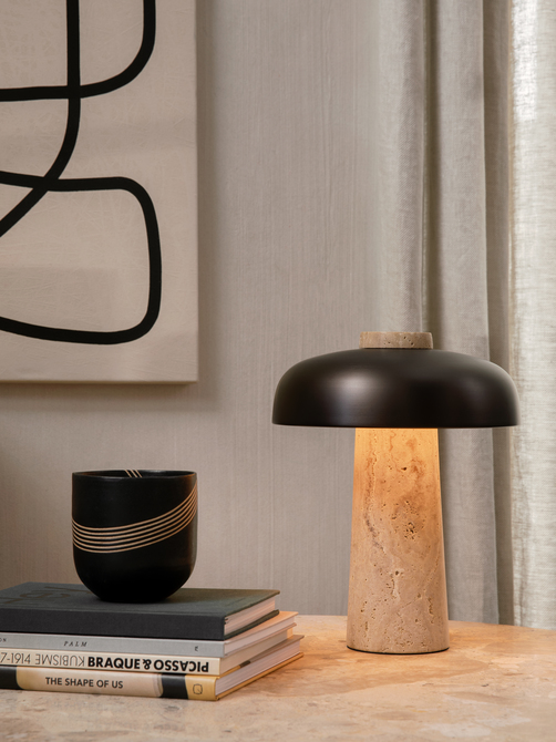 Lampe design en travertin et abat-jour couleur bronze de AUDO Copenhagen